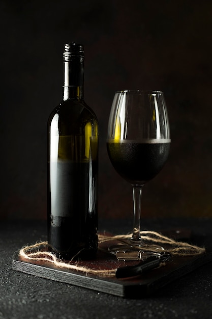 木製の赤ワインのボトルと赤ワインのグラス