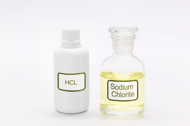 Фото Бутылка хлорита натрия рядом с активатором. соляная кислота, очищающие химикаты hcl и мощные дезинфицирующие средства.