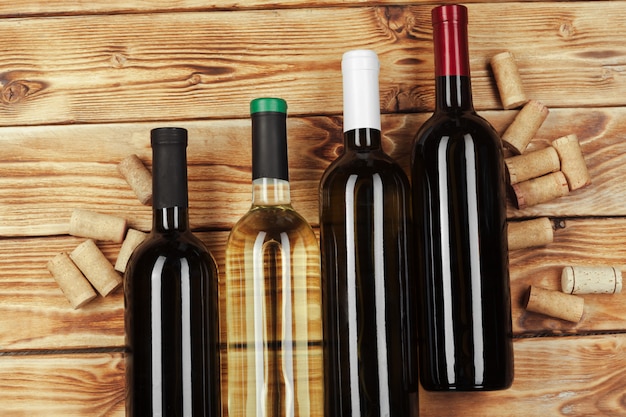 Фото Бутылка вина над деревянным столом