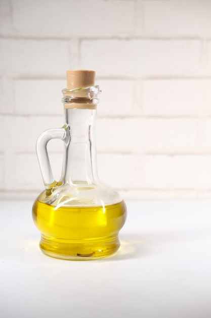 Photo bottle of olive oil on table