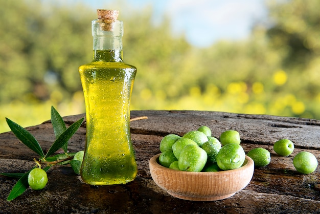 Photo bottle olive oil on an wooden table