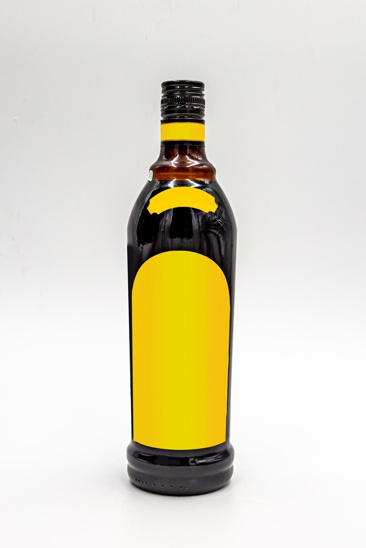 Photo a bottle of penguin beer with a black and yellow label.