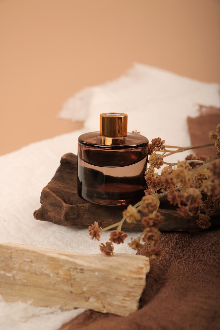 Photo a bottle of perfume next to a bottle of perfume