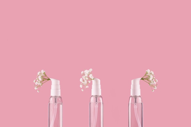 Photo bottle of perfume with spray scent of flowers