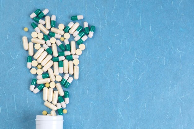 Foto una bottiglia di pillole con sopra la parola pillole