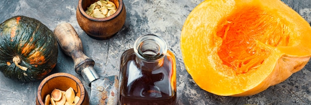 Foto bottiglia di olio di zucca