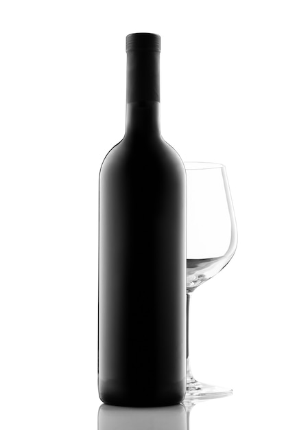 Photo bottle of red wine without label and glass isolated on white background