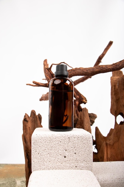 Photo a bottle of serum sits on a piece of wood