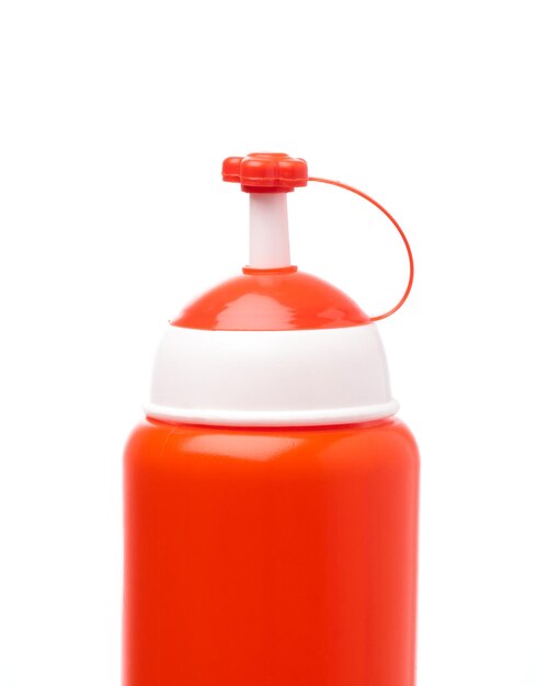 Бутылка томатного соуса на белом фоне
