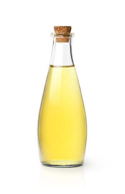 Бутылка растительного масла с пробковой крышкой, изолированной на белой поверхности