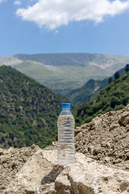 Бутылка воды в солнечный день
