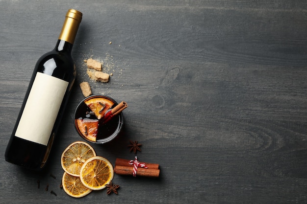 와인 한 병, mulled 와인 한 잔 및 재료