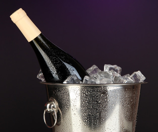 Photo bottle of wine in ice bucket