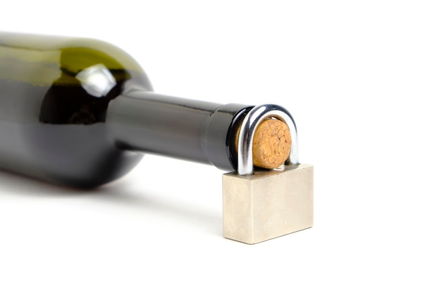 Бутылка вина и замок на шее на белом фоне концепция запрета на употребление алкоголя