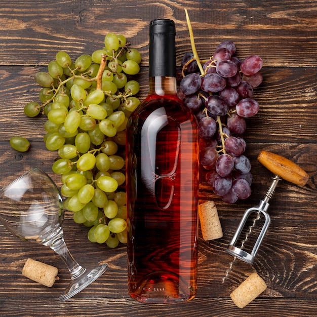 Photo bottle of wine made of organic grapes of table