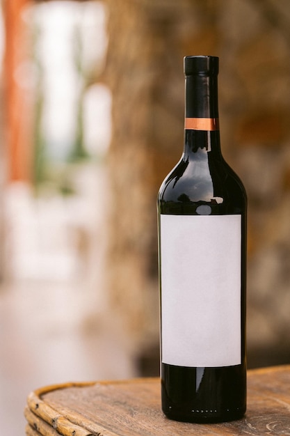 Foto una bottiglia di vino fuori in una cantina