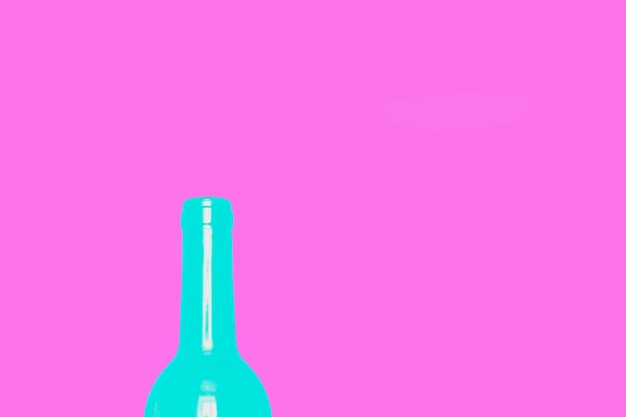 분홍색 배경 그림에 와인 한 병