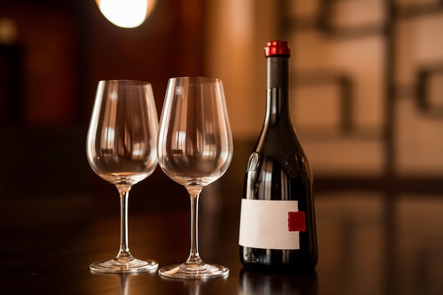 ワインのボトルとテーブル上の 2 つのグラス