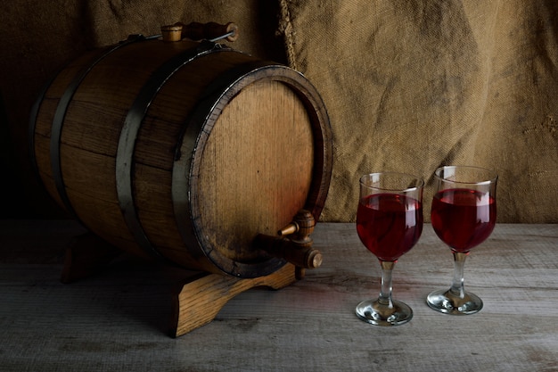 ガラスと木製の背景にコルク抜きでワインのボトル