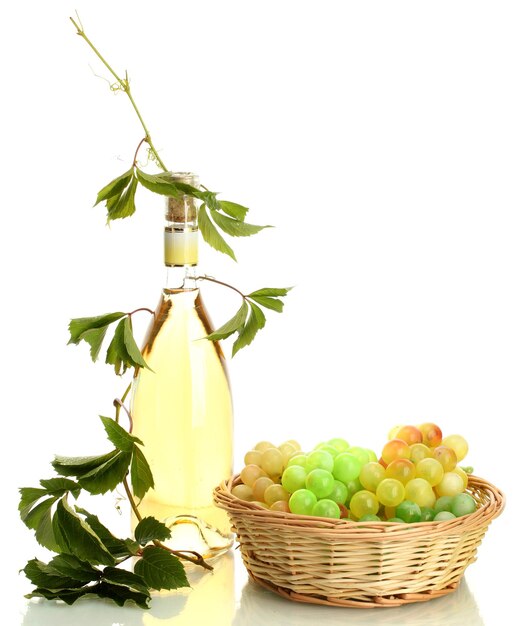 Photo bottle of wine with grapes isolated on white