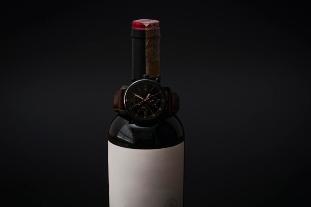 Photo a bottle of wine with a watch on it