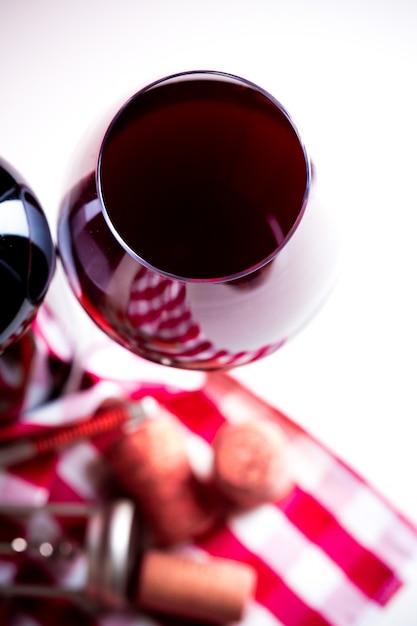 Foto bottiglia di vino con il vetro di vino su fondo di legno bianco