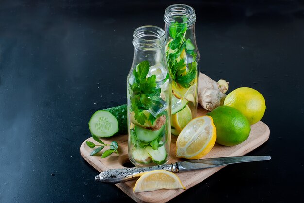 Бутылка с детокс свежим органическим огурцом, лимоном и мятой воды