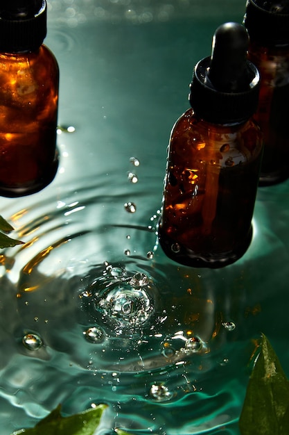 Фото Бутылка с растительным сывороточным маслом косметическая реклама простая и естественная концепция ухода за кожей макет продукта установлен с водой рябь в сторону с зеленым листом