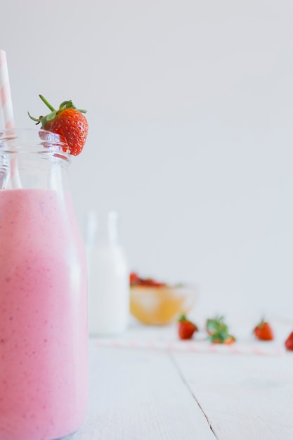 Foto bottiglia con milkshake alla fragola