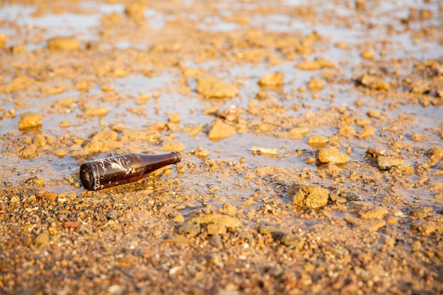 Foto l'acqua in bottiglia è stata spazzata via dai detriti marini dell'acqua di mare