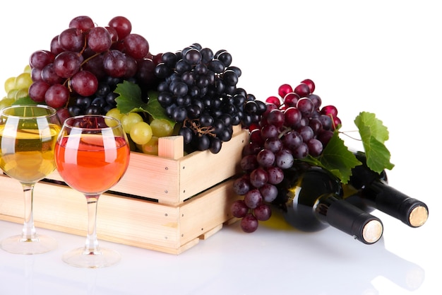 사진 병 및 와인 잔과 흰색에 고립 된 나무 상자에 포도의 구색