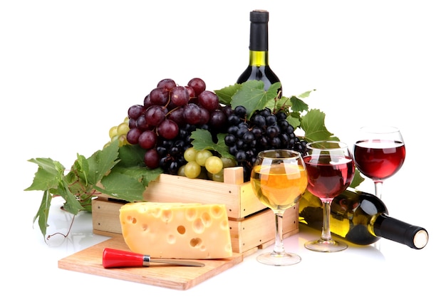 ワインのボトルとグラス、白で分離されたブドウとチーズの品揃え