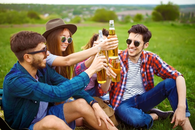 Photo bottles of beer group of friends enjoying partypeople are drinking beer and laughing