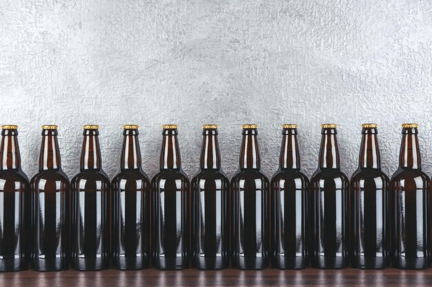 Photo bottles of beer on wooden table