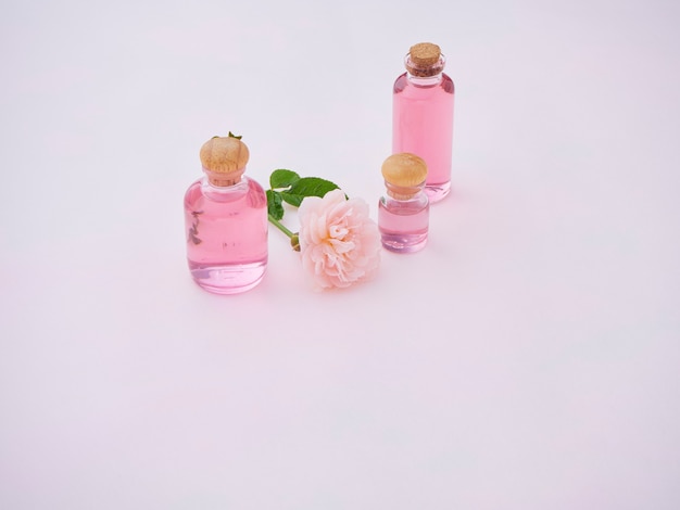 Bottiglie di olio essenziale di rosa