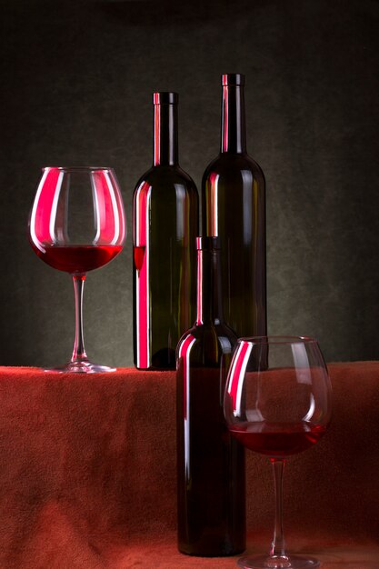 Бутылки и бокалы вина