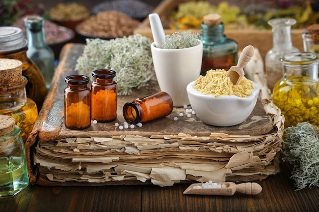 Foto bottiglie di farmaci omeopatici mortai di sostanze minerali e piante medicinali bottiglie di infusione