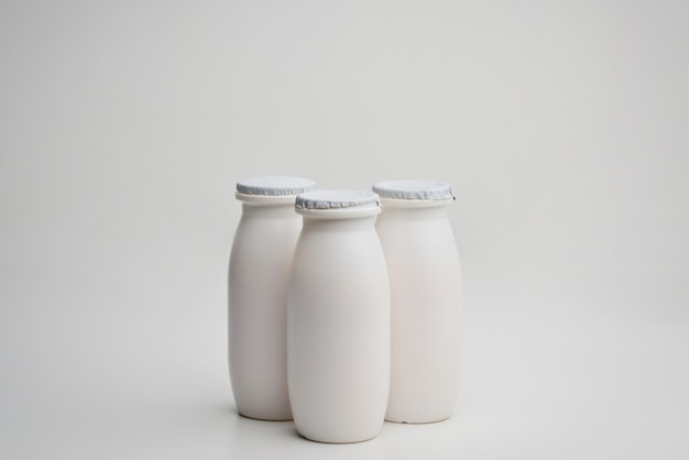 Photo bottles of liquid yogurt isolated on a white background