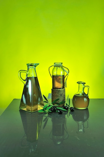 Фото Бутылки оливкового масла первого отжима с цветным фоном.