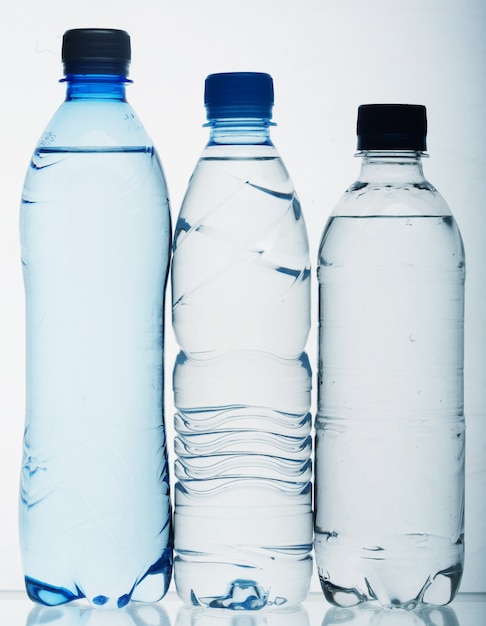 Фото Бутылки с водой крупным планом