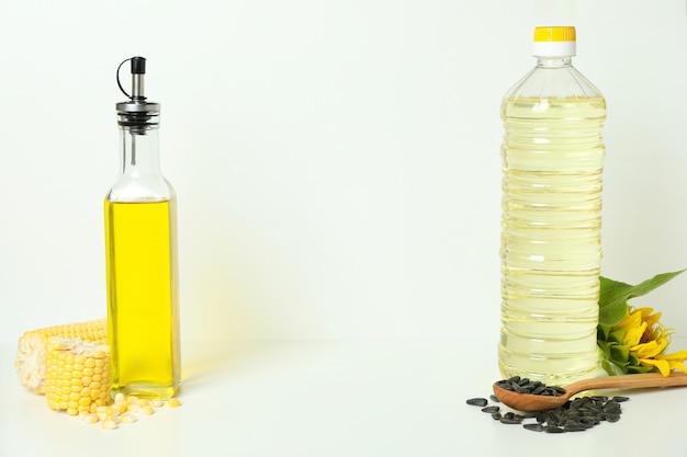 Photo bottles of sunflower and corn oil on white background