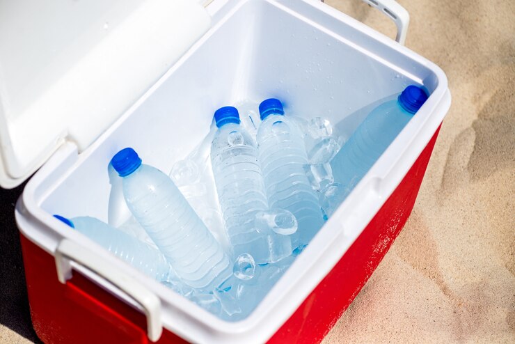 ビーチのアイスボックスに水のボトル