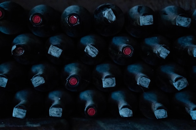 コルクの背景の多くのワインセラーのボトル