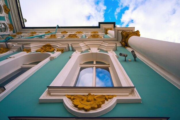 Bottom-up beeld van de gevel van het winterpaleis. Rusland. Sankt-Petersburg.