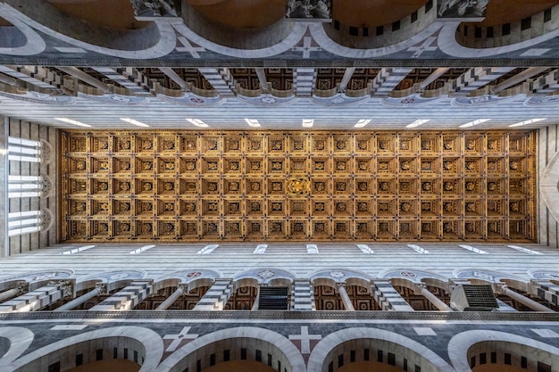 Foto sotto le colonne e il soffitto dell'architettura romana del duomo, famosa cattedrale cattolica di pisa, italia