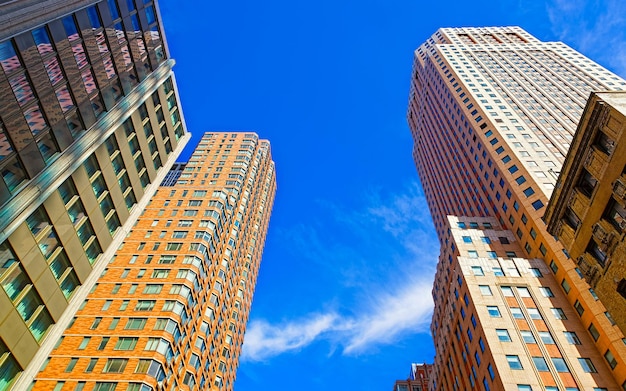 Bottom-up Straatmening over het financiële district van Lower Manhattan, New York City, NYC, VS. Wolkenkrabbers hoge glazen gebouwen Verenigde Staten van Amerika. Blauwe lucht op de achtergrond. Lege plaats voor kopieerruimte.