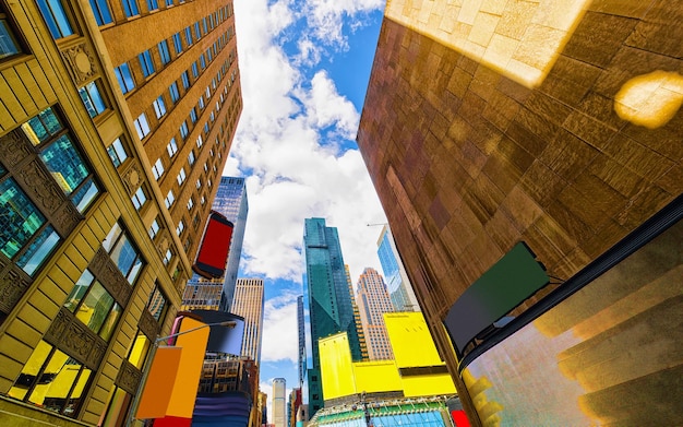 Vista dal basso sulla strada sul quartiere finanziario di lower manhattan, new york city, new york, stati uniti d'america. grattacieli alti edifici di vetro negli stati uniti d'america. cielo blu su sfondo. posto vuoto per spazio di copia.