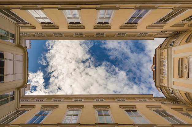 Bottom-up uitzicht vanaf de rechthoekige binnenplaats van een art deco-gebouw Wenen Oostenrijk