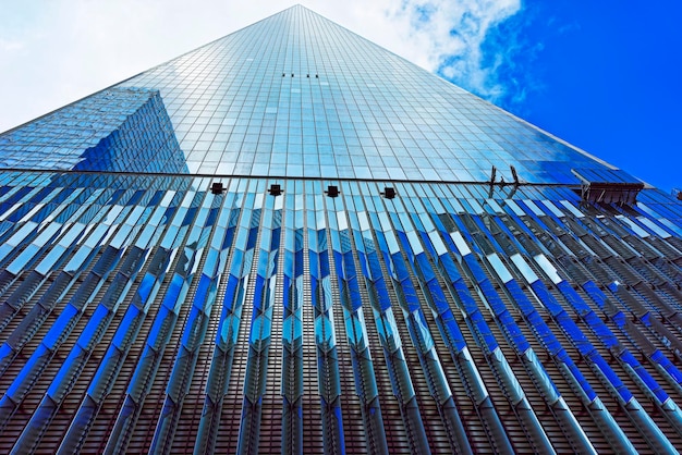 Foto vista dal basso della freedom tower del quartiere finanziario di lower manhattan, new york, stati uniti. si chiama anche one world trade center