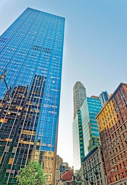 Вид снизу вверх на небоскребы Манхэттена. Нью-Йорк, США. В солнечную погоду